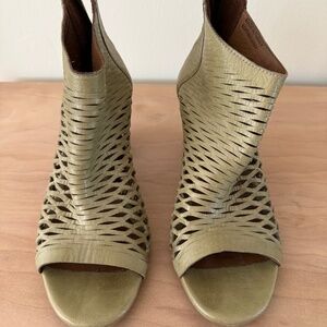 Bueno Joey heeled shoes in color moss leather Size 40